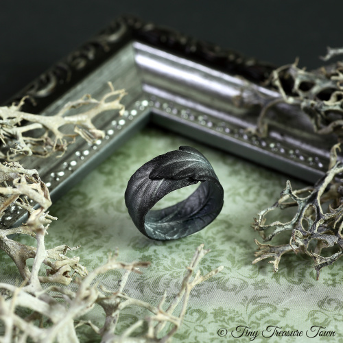 Handgemachter Ring "Verzaubertes Blatt" Silberfarben mit schwarzer Spitze und zartem Schimmer-31