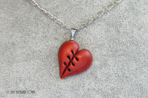 Geflicktes Herz an platinfarbener Kette-31
