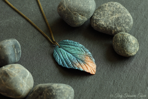 Handgemachte Halskette "Verzaubertes Blatt der mystischen Meerjungfrau" Metallic-Schimmer in Blau und Türkis auf Helllachs-31