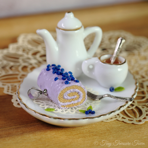 Handmodellierter Anhänger "Blaubeer Roulade" Für Sophia-31