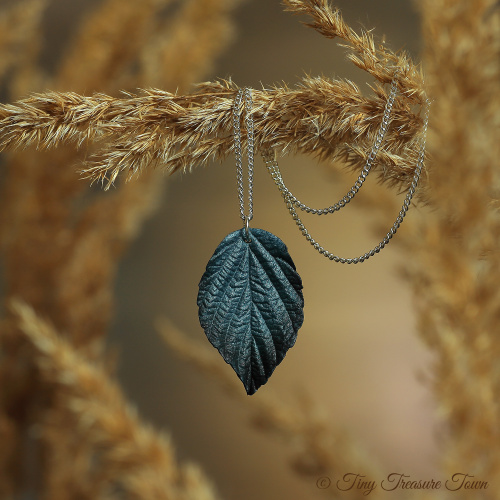 Handgemachte "Verzaubertes Blatt" Halskette Dunkles Stahlblau mit schwarzer Spitze und zartem Schimmer-31