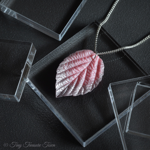 Handgemachte "Verzaubertes Blatt" Halskette Rosa mit lila Spitze und zartem Schimmer-31