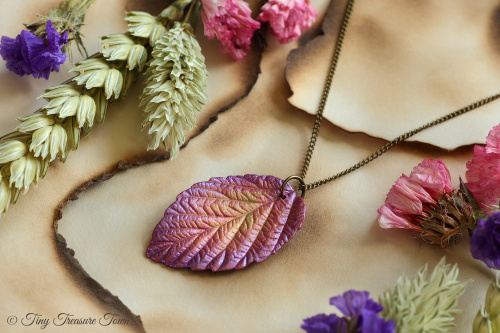 Handgemachte Halskette "Verzaubertes Blatt der Waldelfe" Bronze und Rosalila mit Metallic-Schimmer-31