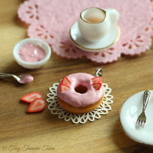 Erdbeer Donut mit rosa Glasur Anhänger für Alexandra-31