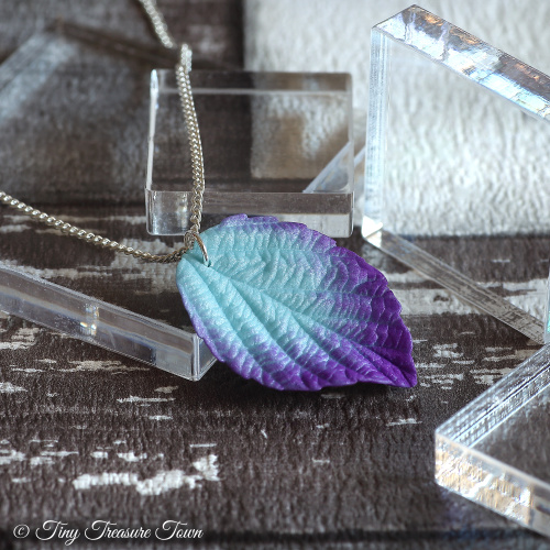 Handgemachte "Verzaubertes Blatt" Halskette Hellblau mit lila Spitze und zartem Schimmer-31