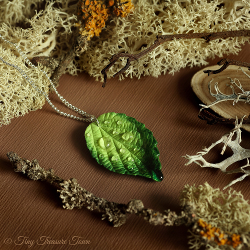 Handgemachte "Waldgeheimnis" Blatt Halskette Hellgrün mit dunkelgrüner Schattierung und Wassertropfen-31