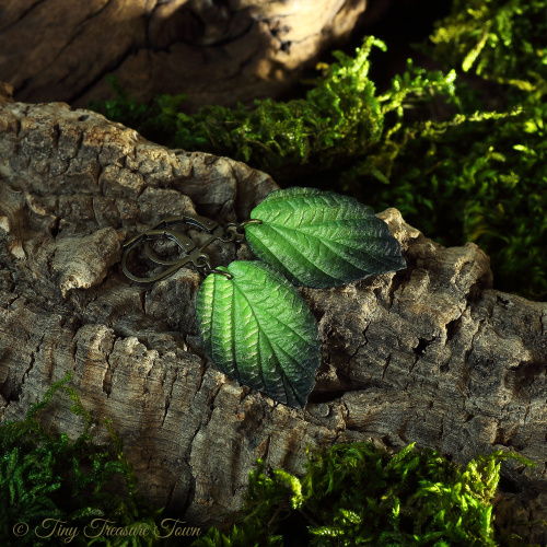 Handgemachte Ohrringe "Verzauberte Blätter" Frühlingsgrün mit schwarzer Spitze und zartem Schimmer-31