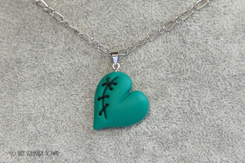 Geflicktes Herz an platinfarbener Kette-31
