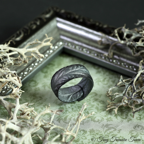 Handgemachter Ring "Verzaubertes Blatt" Silberfarben mit schwarzer Spitze und zartem Schimmer-31