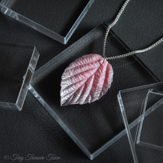 Handgemachte "Verzaubertes Blatt" Halskette - Rosa mit silberfarbener Metallic-Spitze und zartem Schimmer