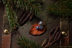 Handgemachte "Waldgeheimnis" Blatt Halskette mit Beeren - Zimtfarben Braun