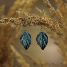 Handgemachte Ohrringe "Verzauberte Blätter" - Dunkles Stahlblau mit schwarzer Spitze und zartem Schimmer