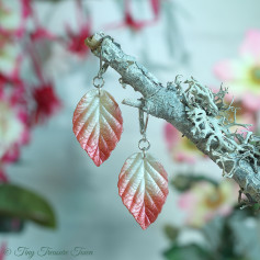 Handgemachte Ohrringe "Verzauberte Blätter" - Naturweiß und pink-pfirsichfarben mit zartem Schimmer
