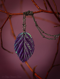 Handgemachte "Verzaubertes Blatt" Halskette - Dunkellila mit magischem blaugrünem Schimmer