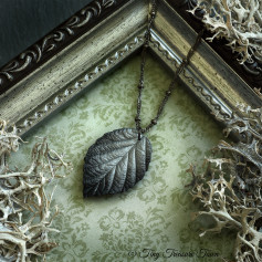 Handgemachte "Verzaubertes Blatt" Halskette - Silberfarben mit schwarzer Spitze und zartem Schimmer