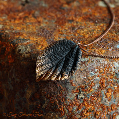 Handgemachte "Verzaubertes Blatt" Halskette - Schwarz mit kupferfarbener Metallic-Spitze