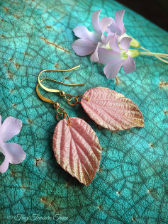 Handgemachte Ohrringe "Verzauberte Blätter" - Rosa mit goldfarbener Spitze und zartem Schimmer