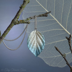 Handgemachte "Verzaubertes Blatt" Halskette - Naturweiß mit hellblauer Spitze, lila Holo-Effekt und zartem Schimmer