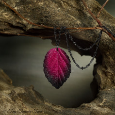 Handgemachte "Waldgeheimnis" Blatt Halskette - Magenta mit schwarzer Spitze