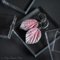 Handgemachte Ohrringe "Verzauberte Blätter" - Rosa mit silberfarbener Metallic-Spitze und zartem Schimmer
