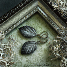 Handgemachte Ohrringe "Verzauberte Blätter" - Silberfarben mit schwarzer Spitze und zartem Schimmer