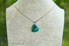 Geflicktes Herz an platinfarbener Kette