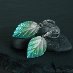 Handgemachte Ohrringe "Verzauberte Blätter" - Naturweiß, Hellgrün und Türkis mit zartem Schimmer