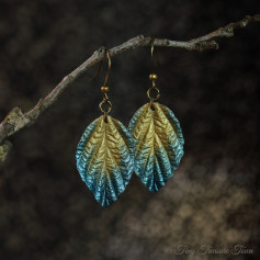 Handgemachte Ohrringe "Verzauberte Blätter" - Bronze mit türkisblauer Spitze und zartem Schimmer