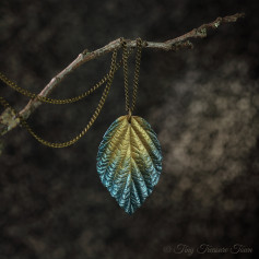 Handgemachte "Verzaubertes Blatt" Halskette - Bronze mit türkisblauer Spitze und zartem Schimmer