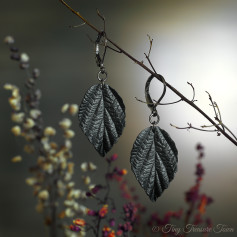Handgemachte Ohrringe "Verzauberte Blätter" - Graphitfarben mit schwarzer Spitze und zartem Schimmer