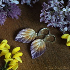 Handgemachte Ohrringe "Verzauberte Blätter" - Naturweiß, Hellorange und Lila mit zartem Schimmer