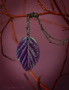 Handgemachte "Verzaubertes Blatt" Halskette Dunkellila mit magischem blaugrünem Schimmer-01