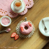 Erdbeer Donut mit rosa Glasur Anhänger für Alexandra-01