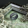Handgemachter Ring "Verzaubertes Blatt" Silberfarben mit schwarzer Spitze und zartem Schimmer-01